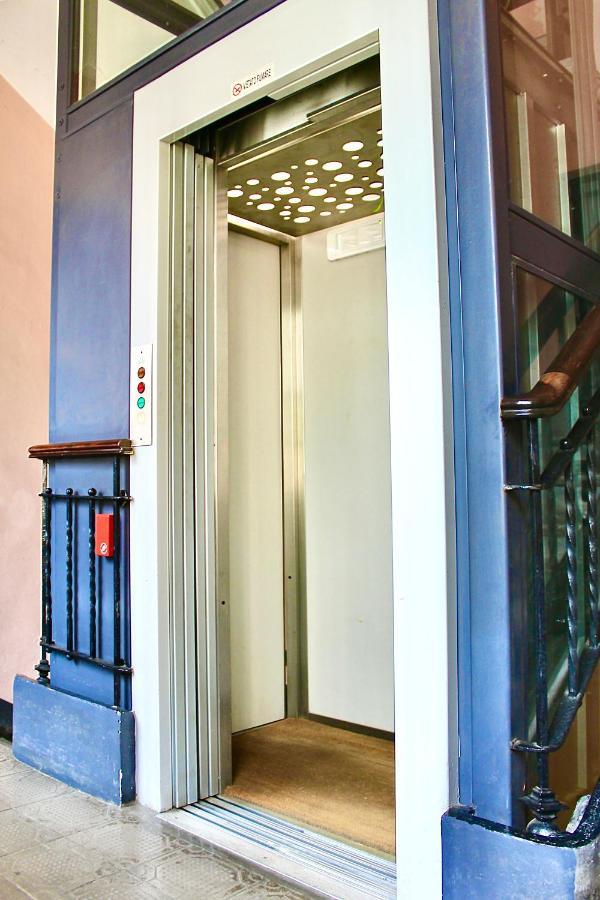 Exquisitely Renovated And Centrally Located Apartment With Free Parking トリノ エクステリア 写真